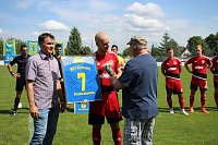 Bild: Spieler und Schiedsrichter verabschiedet
