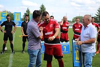 Bild: Spieler und Schiedsrichter verabschiedet