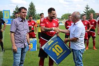 Bild: Spieler und Schiedsrichter verabschiedet