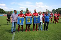 Bild: Spieler und Schiedsrichter verabschiedet