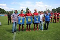 Bild: Spieler und Schiedsrichter verabschiedet
