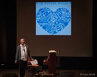 Ein Mann allein am Klavier Bild: Ein Mann allein am Klavier