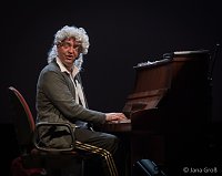 Ein Mann allein am Klavier Bild: Ein Mann allein am Klavier