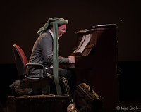 Ein Mann allein am Klavier Bild: Ein Mann allein am Klavier