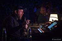Ein Mann allein am Klavier Bild: Ein Mann allein am Klavier