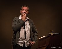 Ein Mann allein am Klavier Bild: Ein Mann allein am Klavier