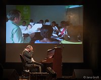 Ein Mann allein am Klavier Bild: Ein Mann allein am Klavier