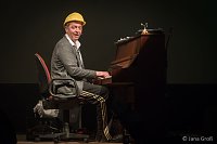 Ein Mann allein am Klavier Bild: Ein Mann allein am Klavier