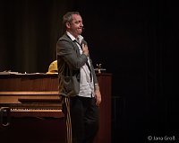 Ein Mann allein am Klavier Bild: Ein Mann allein am Klavier
