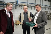 Bild: Spende f&uuml;r Loh-Orchester und neuste Technologien