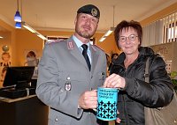 Bild: Soldaten sammeln f&uuml;r die Kriegsgr&auml;berf&uuml;rsorge