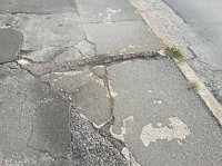 Bild: Gehwege und Stra&szlig;en in der Kritik