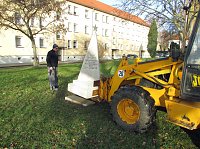 Bild: Sanierter Juri-Gagarin-Stein ziert wieder das Arterner Stadtbild