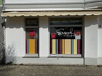 Bild: CORONA-REGELN beim Stra&szlig;enverkauf von Eis und Bratwurst