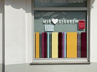 Bild: CORONA-REGELN beim Stra&szlig;enverkauf von Eis und Bratwurst