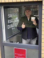 Bild: CORONA-REGELN beim Stra&szlig;enverkauf von Eis und Bratwurst