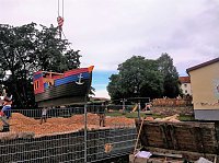 Bild: PLAYMOBIL-Aktivschiff leget in Greu&szlig;en an Am Montagvormittag hat in der Kita Sonnenk&auml;fer von Greu&szlig;en ein Piratenschiff angelegt...  .. und wartet nun auf seine Besatzung. Das neue Schiff ist ein einzigartiges Spielger&auml;t der Stiftung Kinderf&ouml;rderung von Playmobil, das die motorische Entwicklung von Kindern f&ouml;rdert und in Au&szlig;enanlagen von Kindereinrichtungen f&uuml;r Bewegung, Spielspa&szlig; und jede Menge Ab