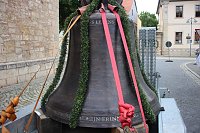Bild: Zwei neue Bronzeglocken werden eingebaut