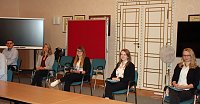 Arbeitsverträge übergeben Bild: Arbeitsverträge übergeben