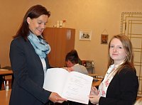 Arbeitsverträge übergeben Bild: Arbeitsverträge übergeben