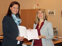 Arbeitsverträge übergeben Bild: Arbeitsverträge übergeben