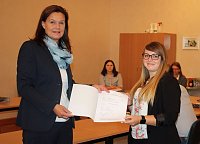 Arbeitsverträge übergeben Bild: Arbeitsverträge übergeben