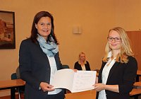 Arbeitsverträge übergeben Bild: Arbeitsverträge übergeben