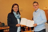 Arbeitsverträge übergeben Bild: Arbeitsverträge übergeben