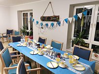 Bild: Geselliges Beisammensein mit Bier, Brezeln und Leberkas