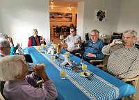 Bild: Geselliges Beisammensein mit Bier, Brezeln und Leberkas