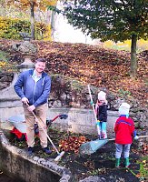 Laubfegen im Schlosspark Ebeleben Bild: Laubfegen im Schlosspark Ebeleben