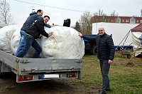 Freude über die Futterlieferung des Bürgermeisters Grimm Bild: Freude über die Futterlieferung des Bürgermeisters Grimm