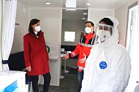 Bild: v.l. Landr&auml;tin Antje Hochwind-Schneider, Sandro Bauer (Katastrophenschutz), Sandra B&ouml;hme (Rettungssanit&auml;terin)