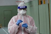 Bild: Mitarbeiterin Lisa Oppermann in Schutzkleidung