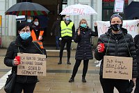 Bild: Proteste der Fris&ouml;rinnung vor dem Nordh&auml;user Bahnhof