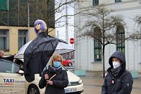 Bild: Proteste der Fris&ouml;rinnung vor dem Nordh&auml;user Bahnhof