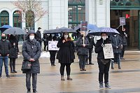 Bild: Proteste der Fris&ouml;rinnung vor dem Nordh&auml;user Bahnhof