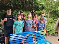Bild: Sch&uuml;lerinnen und Sch&uuml;ler der TSG Oldisleben gestalten alte B&auml;nke mit viel Phantasie und Farbe neu