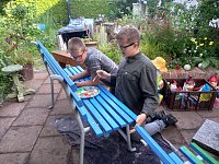 Bild: Sch&uuml;lerinnen und Sch&uuml;ler der TSG Oldisleben gestalten alte B&auml;nke mit viel Phantasie und Farbe neu