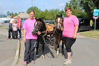 links Maria Steinbrück vom Ponyhof an der Wipper mit kompetenter Unterstützung Bild: links Maria Steinbrück vom Ponyhof an der Wipper mit kompetenter Unterstützung