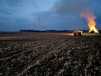Brennende Strohballen zwischen Holz- und Kirchengel Bild: Brennende Strohballen zwischen Holz- und Kirchengel