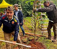 Baumpflanzung im Harz v. links Patrick Kurth- FDP-Direktkandidat; Kreischef FDP Nordhausen Claus-Peter Roßberg (Mitte) Bild: Baumpflanzung im Harz v. links Patrick Kurth- FDP-Direktkandidat; Kreischef FDP Nordhausen Claus-Peter Roßberg (Mitte)