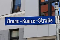 Die Polizei nimmt einen Mann fest, der ein Haus anzünden wollte Bild: Die Polizei nimmt einen Mann fest, der ein Haus anzünden wollte