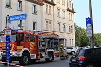 Die Polizei nimmt einen Mann fest, der ein Haus anzünden wollte Bild: Die Polizei nimmt einen Mann fest, der ein Haus anzünden wollte