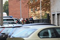 Die Polizei nimmt einen Mann fest, der ein Haus anzünden wollte Bild: Die Polizei nimmt einen Mann fest, der ein Haus anzünden wollte