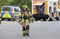 Die Polizei nimmt einen Mann fest, der ein Haus anzünden wollte Bild: Die Polizei nimmt einen Mann fest, der ein Haus anzünden wollte