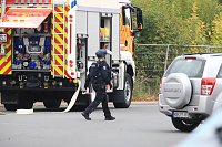 Die Polizei nimmt einen Mann fest, der ein Haus anzünden wollte Bild: Die Polizei nimmt einen Mann fest, der ein Haus anzünden wollte