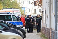 Die Polizei nimmt einen Mann fest, der ein Haus anzünden wollte Bild: Die Polizei nimmt einen Mann fest, der ein Haus anzünden wollte