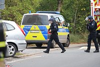 Die Polizei nimmt einen Mann fest, der ein Haus anzünden wollte Bild: Die Polizei nimmt einen Mann fest, der ein Haus anzünden wollte