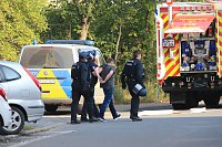 Die Polizei nimmt einen Mann fest, der ein Haus anzünden wollte Bild: Die Polizei nimmt einen Mann fest, der ein Haus anzünden wollte
